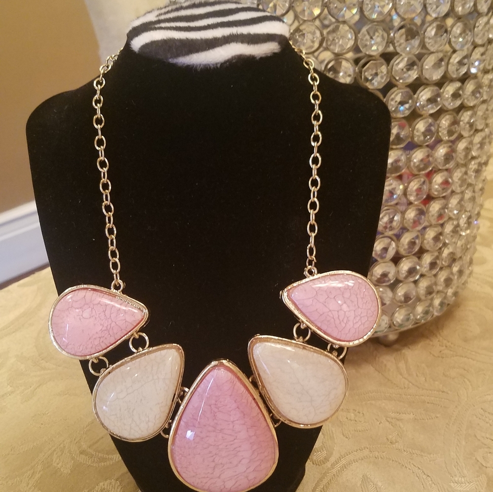 💎3/$25 Pink and white Necklace.